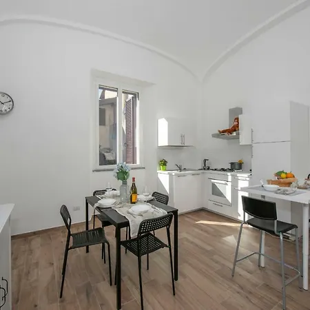 Sleeps 4 Арона