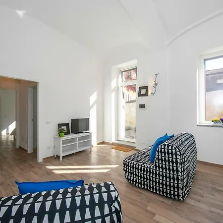 Sleeps 4 * 아로나